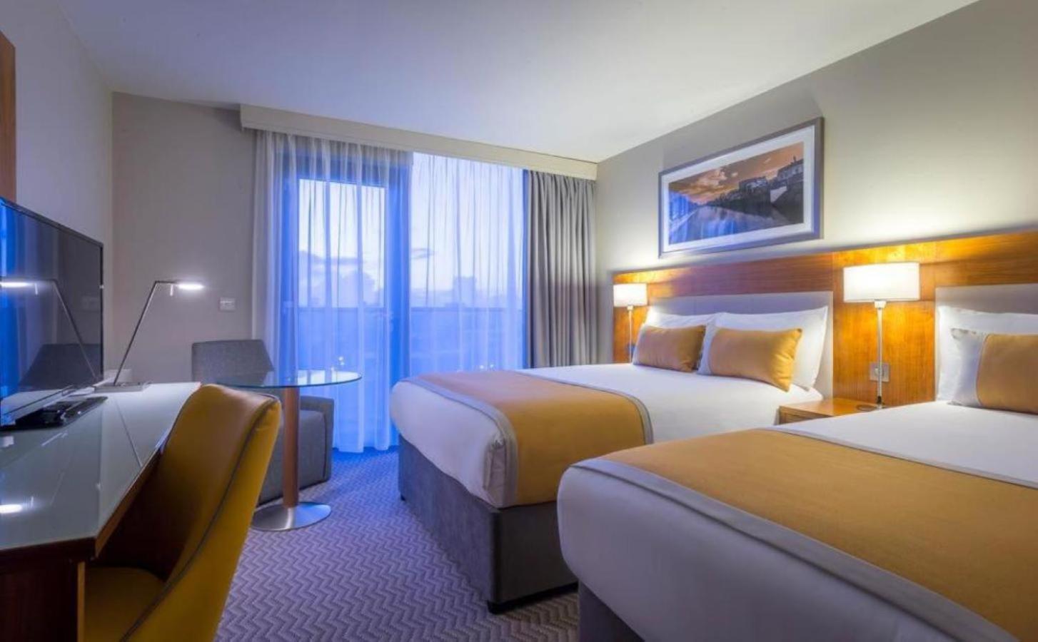 Maldron Hotel Tallaght Bagian luar foto
