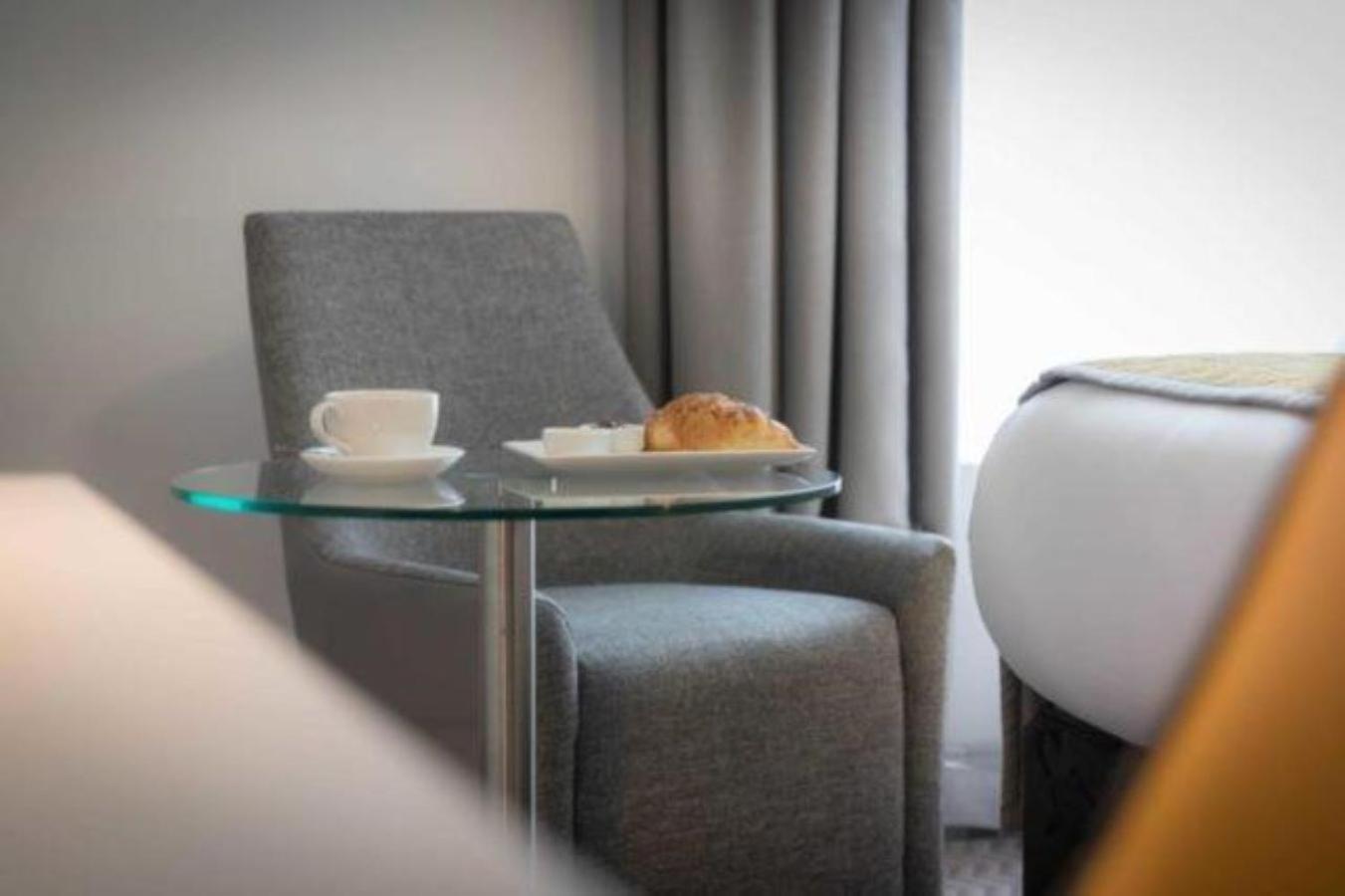 Maldron Hotel Tallaght Bagian luar foto