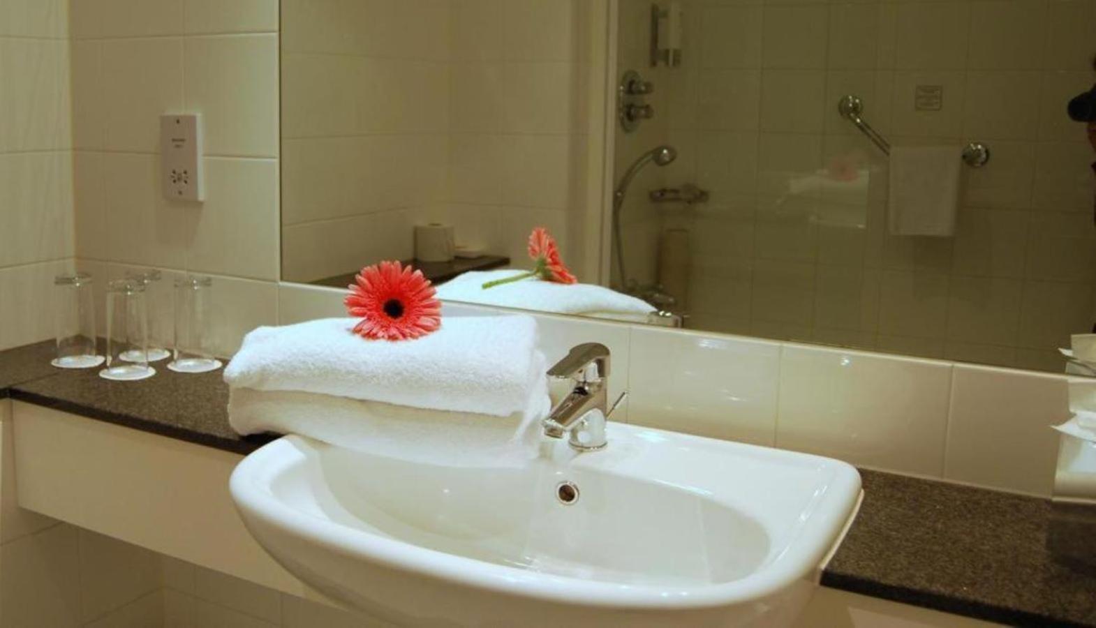 Maldron Hotel Tallaght Bagian luar foto