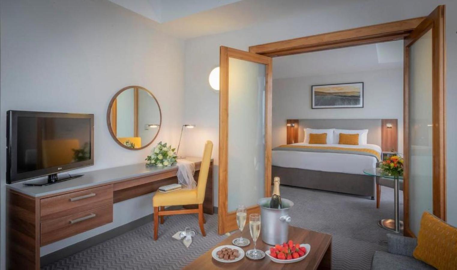 Maldron Hotel Tallaght Bagian luar foto