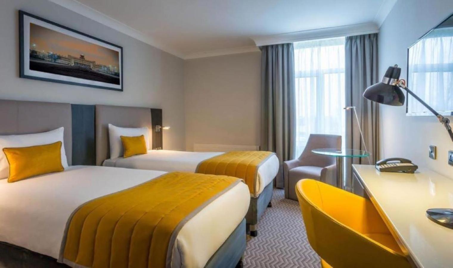 Maldron Hotel Tallaght Bagian luar foto