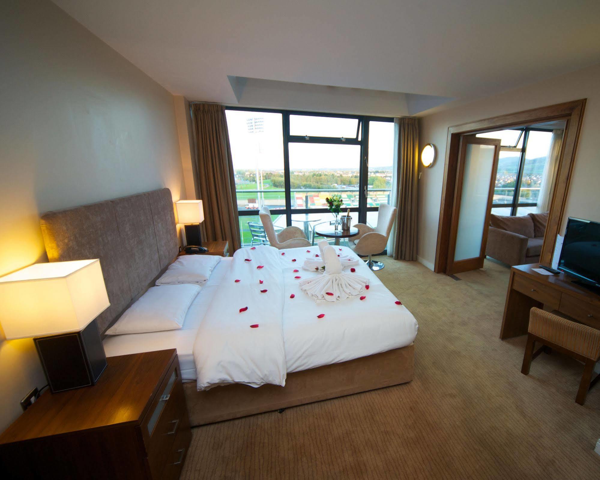 Maldron Hotel Tallaght Bagian luar foto